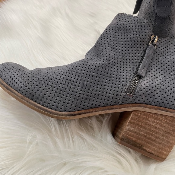 Dolce Vita Sansa Perforated Zip Bootie Suede In Grey Size 7.5 - Picture 9 of 14